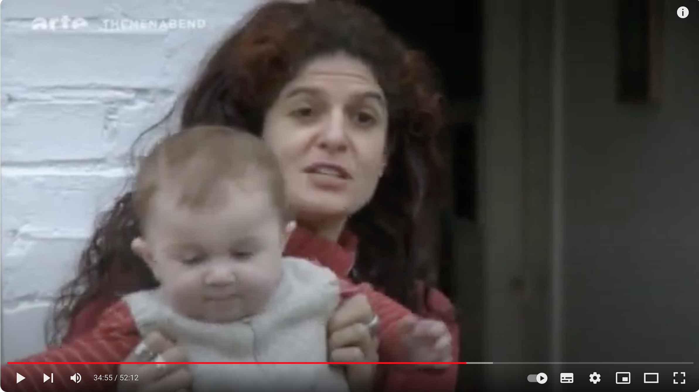 Screenshot aus dem Dokumentarfilm. Stoffwindel Nutzerin aus England mit Ihrem Windelkind.