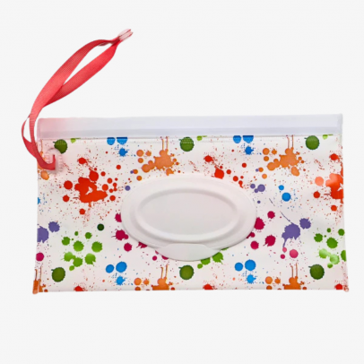 Feuchttücher Tasche mit praktischem Deckel für schnelles Öffnen unterwegs. Passend für Feuchttücher bis 20x20cm. Einfaches befüllen durch wiederverschließbare Öffnung am der Oberseite. Für bis zu 15 Feuchttücher aus Musselin oder 4 aus Frottée geeignet. Mit der richtigen Legetechnik einfaches herausziehen von den Tüchern wie bei Einwegprodukten.